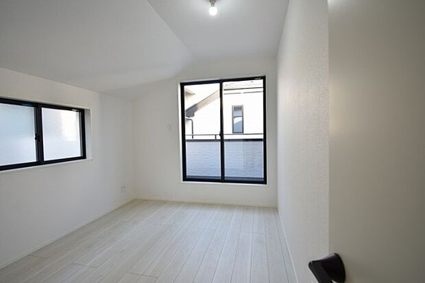 洋室はモダンなデザインと機能性を備え、快適な生活空間に。明るい窓から差し込む自然光が広々とした空間をさらに明るく開放的に感じさせます。