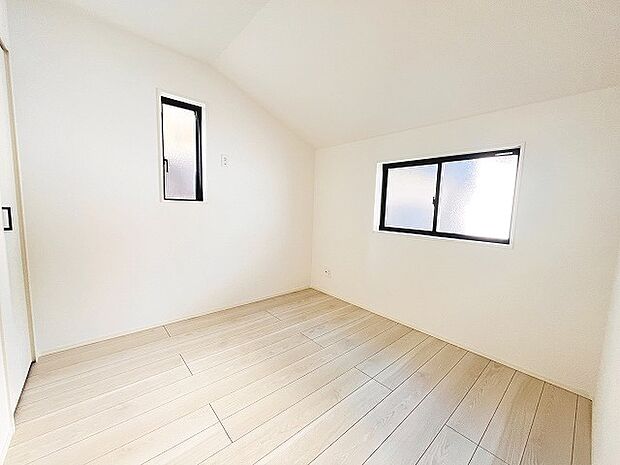 洋室はモダンなデザインと機能性を備え、快適な生活空間に。明るい窓から差し込む自然光が広々とした空間をさらに明るく開放的に感じさせます。