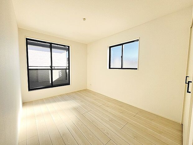 実際に室内をご見学頂くと生活のイメージが広がると思います。家具を置いたイメージや窓からの景色など。周辺で販売に出している物件も一緒にまとめてご見学頂き、比較する事もできます。