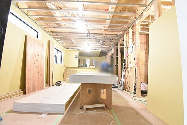 実際に室内をご見学頂くと生活のイメージが広がると思います。家具を置いたイメージや窓からの景色など。周辺で販売に出している物件も一緒にまとめてご見学頂き、比較する事もできます。