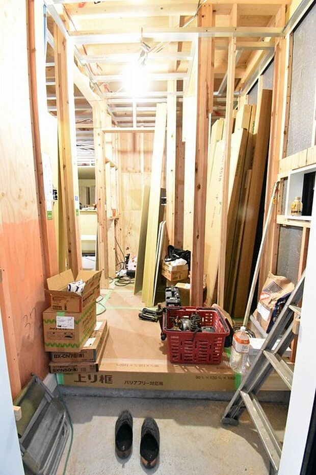 実際に室内をご見学頂くと生活のイメージが広がると思います。家具を置いたイメージや窓からの景色など。周辺で販売に出している物件も一緒にまとめてご見学頂き、比較する事もできます。