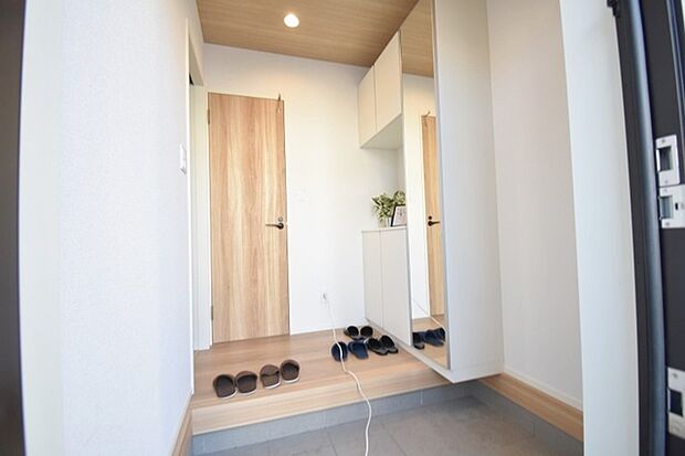 玄関は家の第一印象を左右する重要な場所。ほどよい広さとスタイリッシュな色遣いが印象的です。 