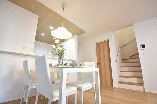 家族が食事するダイニングスペースをキッチンから見渡せる設計に。お料理をしながら家族とのコミュニケーションが増えそうな予感。