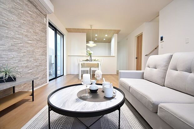 家族が一番集まる場所だから広々としつつも素敵な空間であって欲しい。みんながくつろぐリビングからキッチンまでが一つの空間のように繋がる間取り。