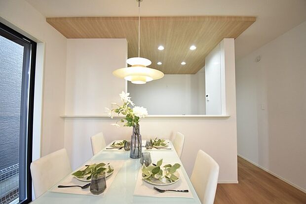 家族が食事するダイニングスペースをキッチンから見渡せる設計に。お料理をしながら家族とのコミュニケーションが増えそうな予感。 