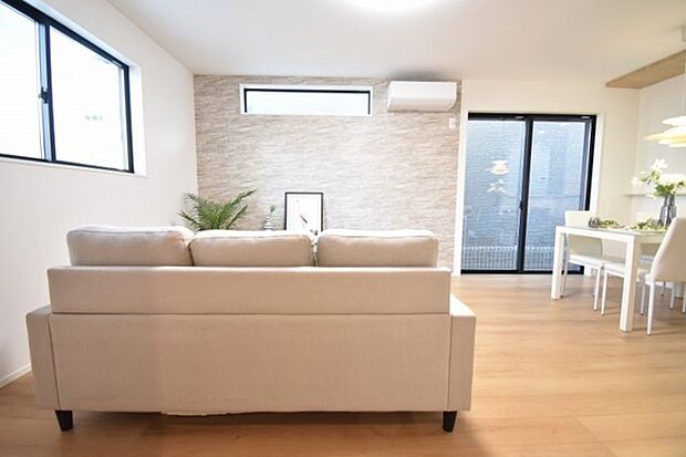 家族みんなが集まるリビング。広さを重視した家族全員が集まれるリビングは、住む上で大事な空間になります。 