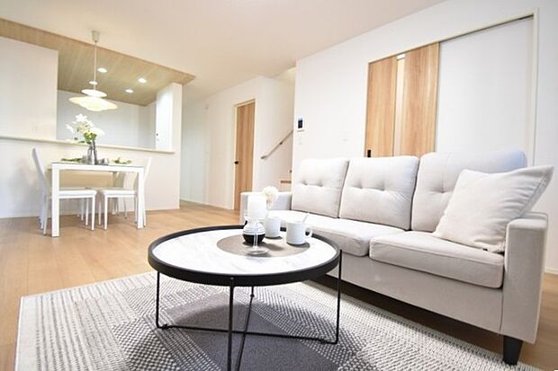 家族の集まるリビングは気持ちの良い自然光が差し込む団欒空間。室内のご見学予約も随時、受付中ですのでお気軽にお問合せください。