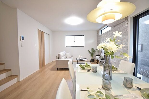 家族が食事するダイニングスペースをキッチンから見渡せる設計に。お料理をしながら家族とのコミュニケーションが増えそうな予感。 