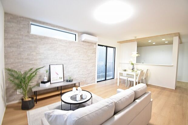 家族の集まるリビングは気持ちの良い自然光が差し込む団欒空間。室内のご見学予約も随時、受付中ですのでお気軽にお問合せください。 