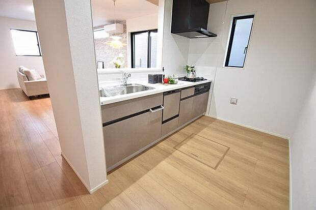 キッチンコンロスペースの近くには、空気の入れ替えが可能な開口部を設置！！ お料理をする際には、換気扇を回しながら匂いが籠らない様に開放してお料理もお楽しみ頂けます。 