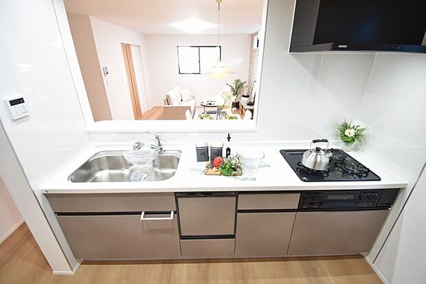 お料理をしながらリビングの家族やゲストとの会話が楽しめるカウンタータイプのキッチン。毎日のお料理を楽しく快適に。