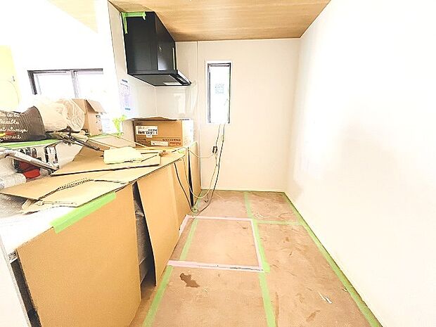 お料理をしながらリビングの家族やゲストとの会話が楽しめるカウンタータイプのキッチン。毎日のお料理を楽しく快適に。