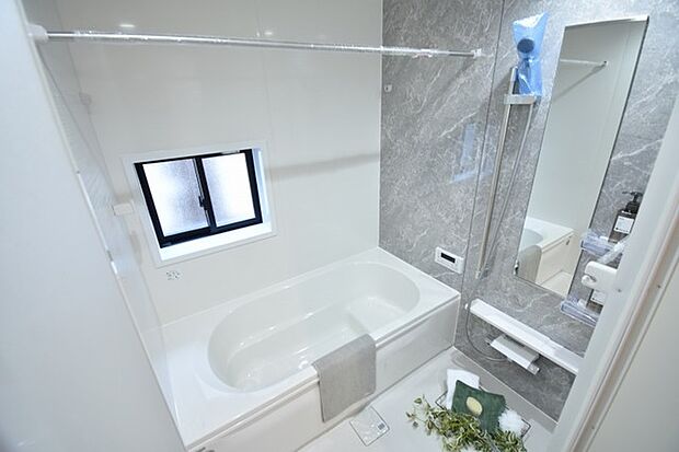 一日の疲れを癒してくれるゆったりとしたバスルームです。 