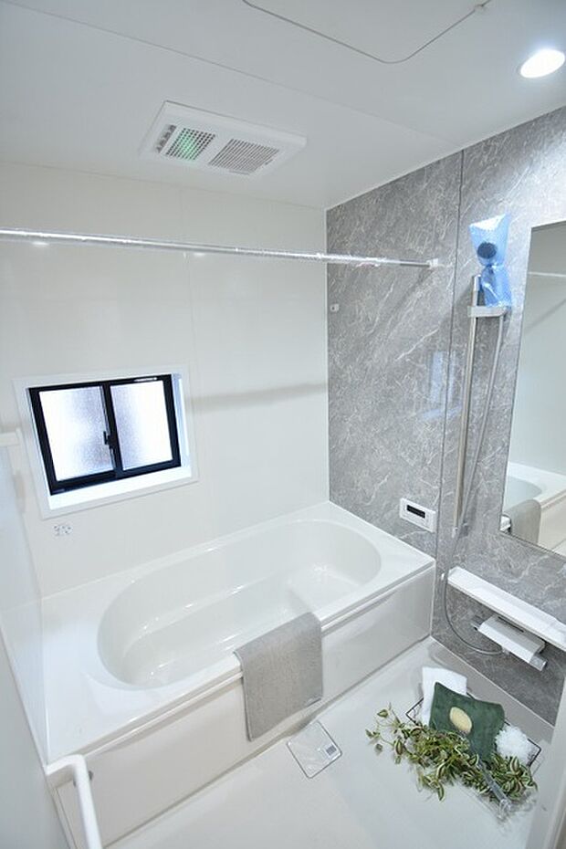 一日の疲れを癒してくれるゆったりとしたバスルームです。