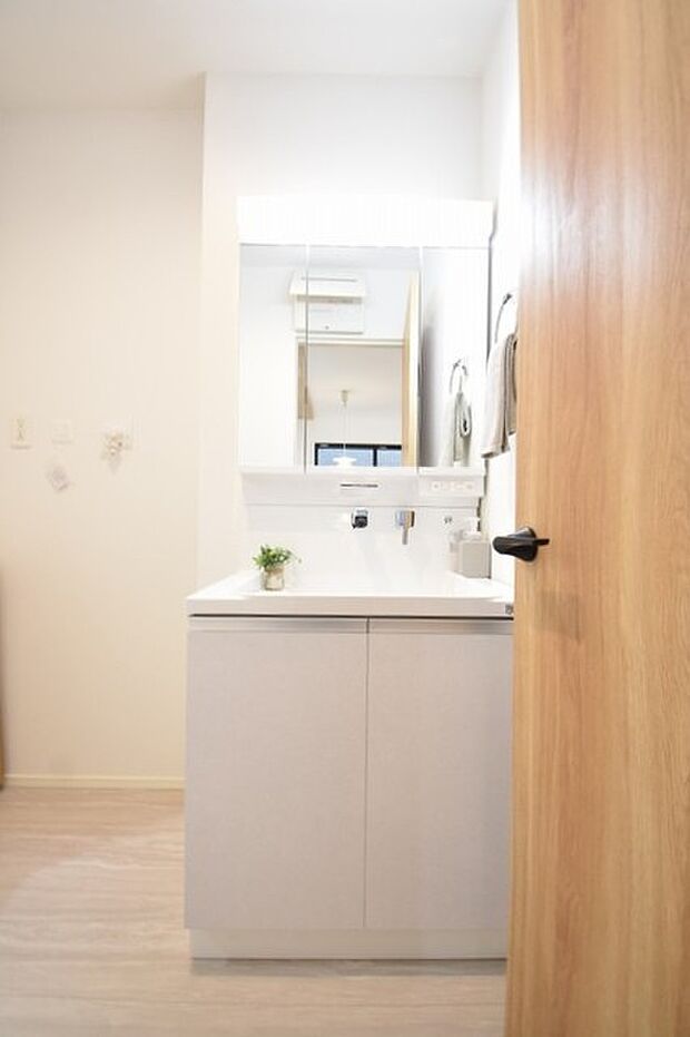 三面鏡に洗面台。 コンセントに照明機能、多機能性を備えた設備です。