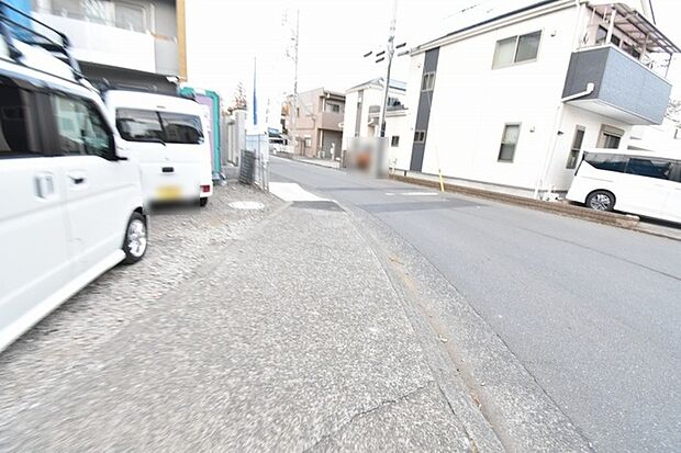 周辺は住宅が建ち並ぶ閑静な住宅街です。