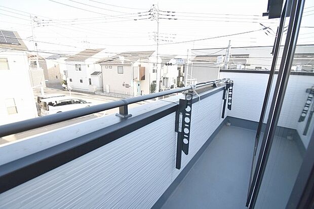 季節の変化や天気の良い日には、バルコニーでの時間が心地よく、気分をリフレッシュさせることができます。 