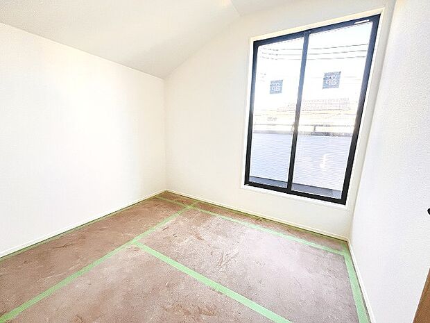 実際に室内をご見学頂くと生活のイメージが広がると思います。家具を置いたイメージや窓からの景色など。周辺で販売に出している物件も一緒にまとめてご見学頂き、比較する事もできます。