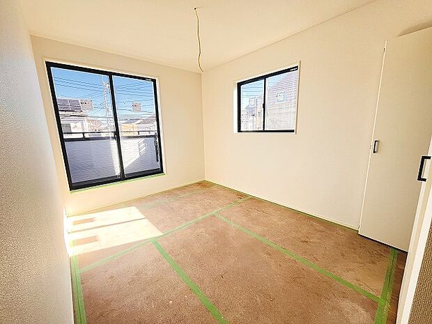 実際に室内をご見学頂くと生活のイメージが広がると思います。家具を置いたイメージや窓からの景色など。周辺で販売に出している物件も一緒にまとめてご見学頂き、比較する事もできます。