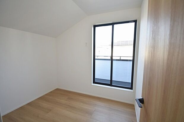 勾配天井の2階のお部屋。この勾配の角度がお洒落な雰囲気を感じさせてくれます。 