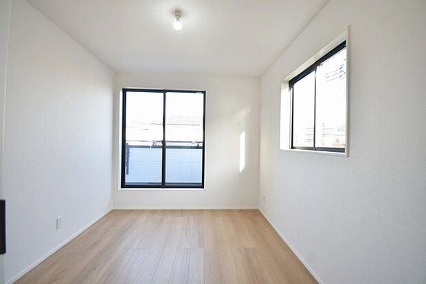 スマートなデザインと賢い収納が生活を快適にします。広々とした雰囲気を演出する工夫が施され、生活空間の魅力を引き出します。  