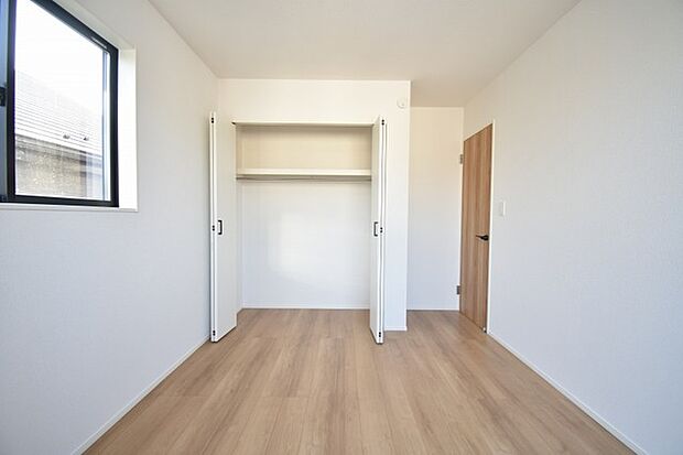 洋室はモダンなデザインと機能性を備え、快適な生活空間に。明るい窓から差し込む自然光が広々とした空間をさらに明るく開放的に感じさせます。