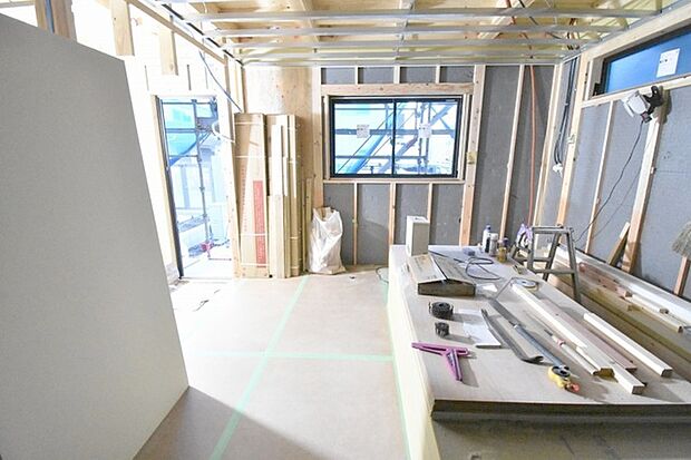 実際に室内をご見学頂くと生活のイメージが広がると思います。家具を置いたイメージや窓からの景色など。周辺で販売に出している物件も一緒にまとめてご見学頂き、比較する事もできます。