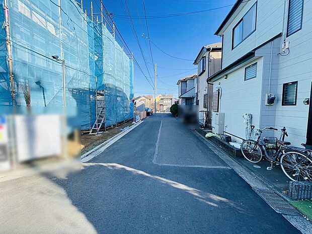 安心して暮らすことのできる住宅街。　住宅地の道路は一般に交通量が少なく車などの騒音が少ないため、住民にとって静かな生活環境が提供されます。 
