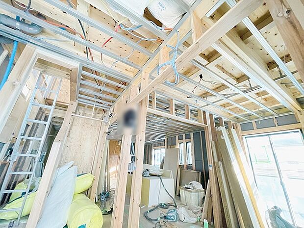 現在建物を建築中です、建築中の物件については現地確認の他、同施工会社の完成施工例のご案内、担当者のプレゼンテーションにてご検討ください。適切なご検討の方法をご説明させて頂きます。 