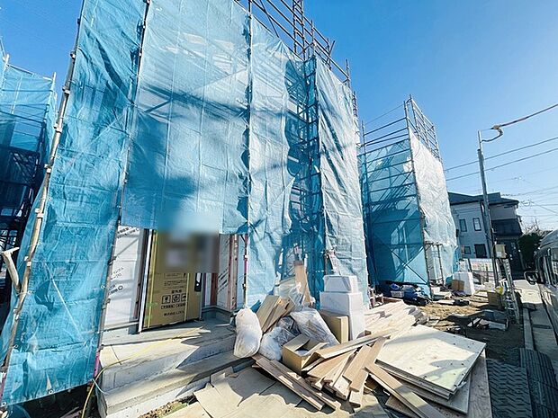 現在建物を建築中です、建築中の物件については現地確認の他、同施工会社の完成施工例のご案内、担当者のプレゼンテーションにてご検討ください。適切なご検討の方法をご説明させて頂きます。 