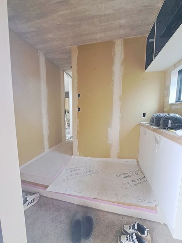 コンパクトながらも、使い勝手の良い玄関スペース。明るいデザインと、収納スペースを効果的に配置することで、使い勝手を最大限に引き出しています。 