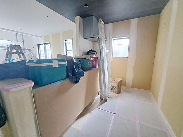 キッチンコンロスペースの近くには、空気の入れ替えが可能な開口部を設置!! お料理をする際には、換気扇を回しながら匂いが籠らない様に開放してお料理もお楽しみ頂けます。