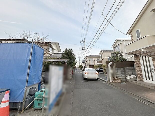 周辺は住宅が建ち並ぶ閑静な住宅街です。 