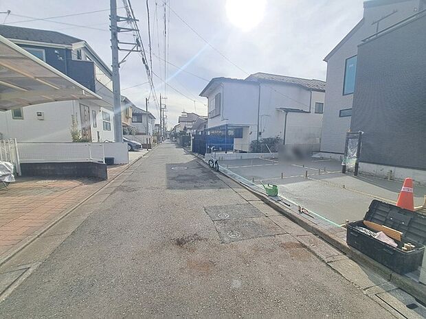 安心して暮らすことのできる住宅街。　住宅地の道路は一般に交通量が少なく車などの騒音が少ないため、住民にとって静かな生活環境が提供されます。 