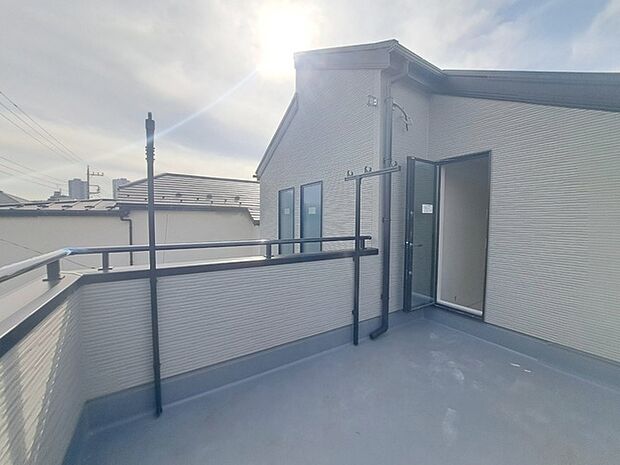 季節の変化や天気の良い日には、バルコニーでの時間が心地よく、気分をリフレッシュさせることができます。 