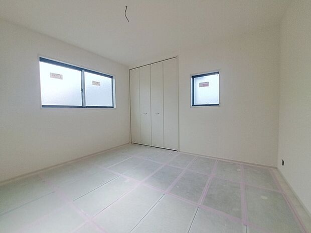 洋室はモダンなデザインと機能性を備え、快適な生活空間に。明るい窓から差し込む自然光が広々とした空間をさらに明るく開放的に感じさせます。