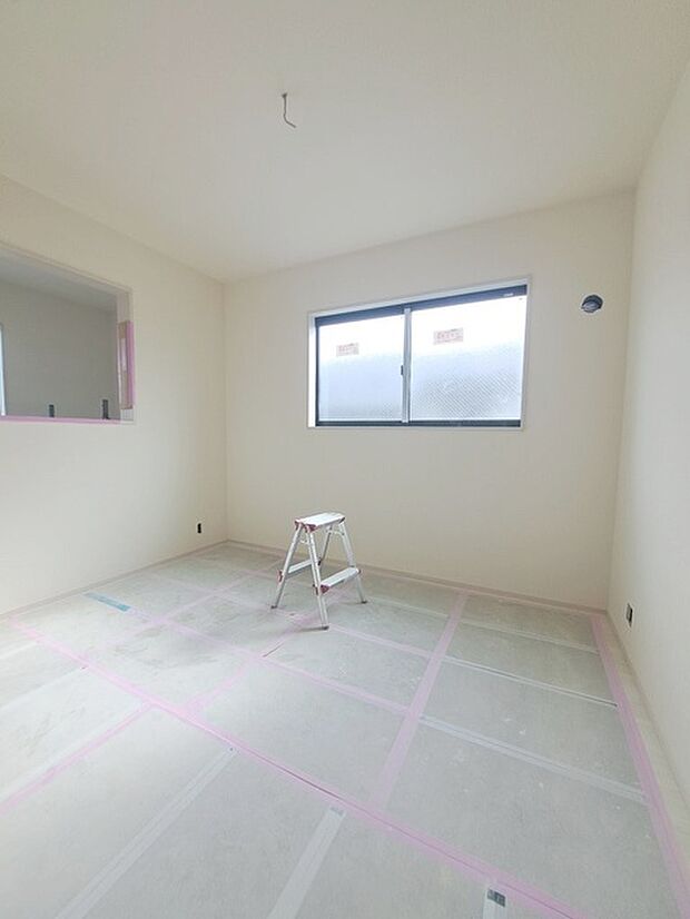 洋室はモダンなデザインと機能性を備え、快適な生活空間に。明るい窓から差し込む自然光が広々とした空間をさらに明るく開放的に感じさせます。