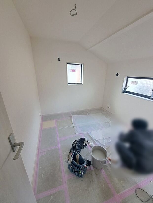 勾配天井の2階のお部屋。この勾配の角度がお洒落な雰囲気を感じさせてくれます。