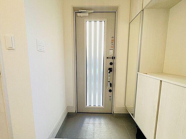 玄関は家の第一印象を左右する重要な場所。ほどよい広さとスタイリッシュな色遣いが印象的です。