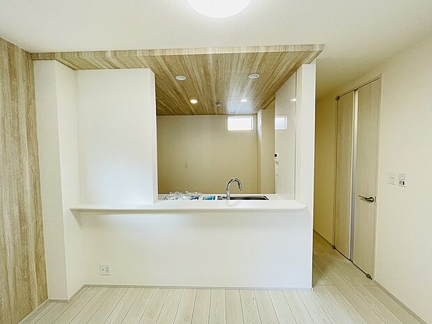 カウンターキッチンならではの開放的な見通し、全体が見渡せることでご家族の団欒スペースもより明るく笑顔が溢れる空間となります。