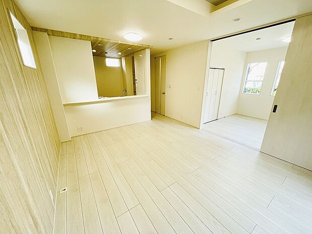 家族の集まるリビングは気持ちの良い自然光が差し込む団欒空間。室内のご見学予約も随時、受付中ですのでお気軽にお問合せください。