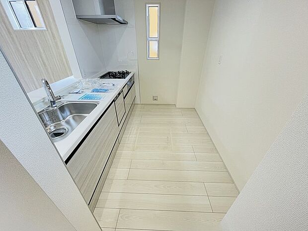 キッチンコンロスペースの近くには、空気の入れ替えが可能な開口部を設置!! お料理をする際には、換気扇を回しながら匂いが籠らない様に開放してお料理もお楽しみ頂けます。