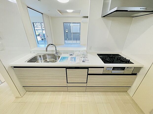 お料理をしながらリビングの家族やゲストとの会話が楽しめるカウンタータイプのキッチン。毎日のお料理を楽しく快適に。