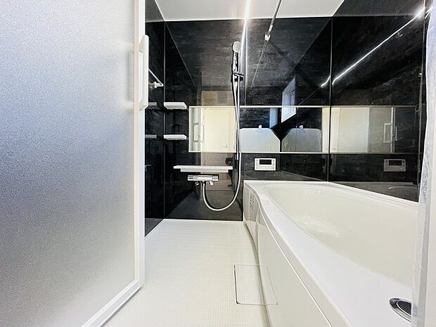 一日の疲れを癒してくれるゆったりとしたバスルームです。