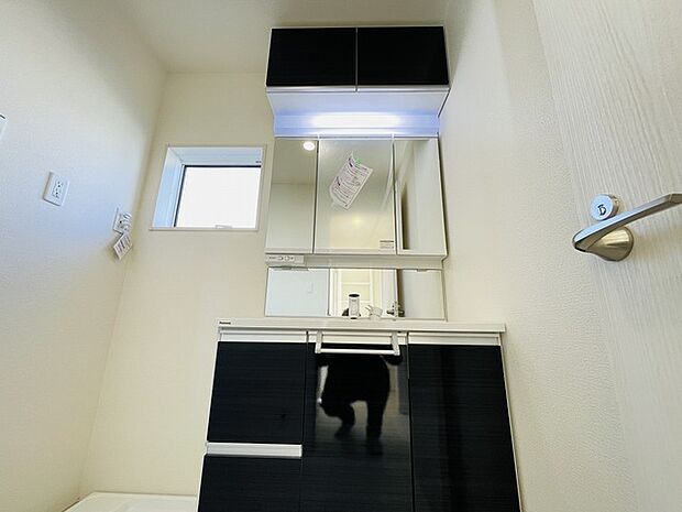 三面鏡に洗面台。 コンセントに照明機能、多機能性を備えた設備です。