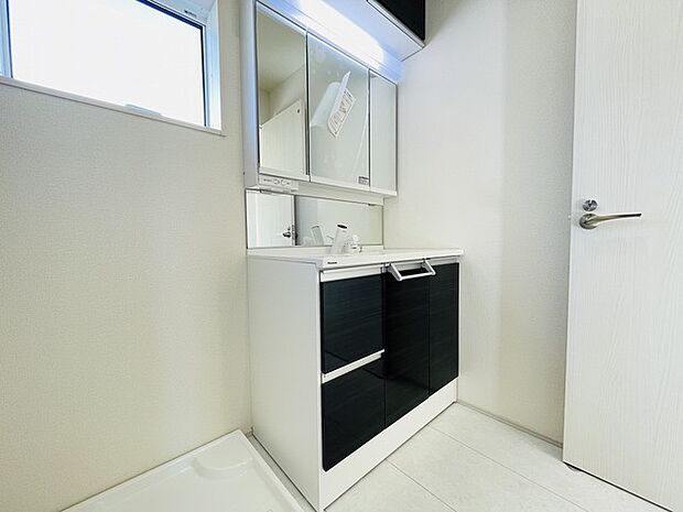 使いやすいタイプの洗面化粧台のあるランドリースペース