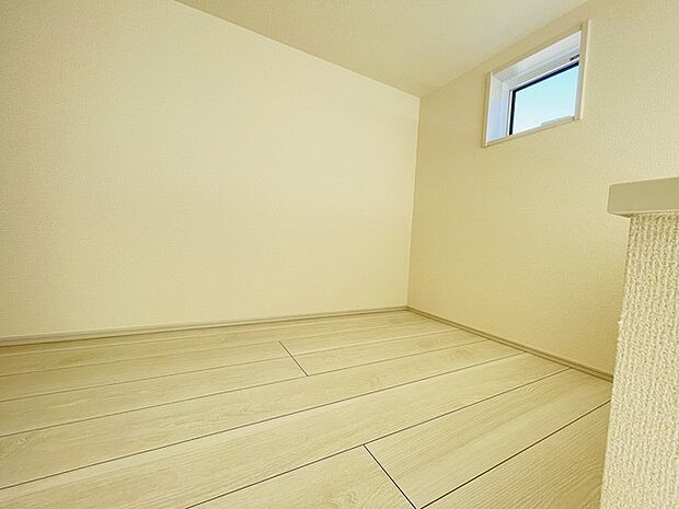 大きな屋根裏部屋はなんだかワクワクしてしまうスペース。趣味の空間や子供のワークスペース、季節物の収納など色々な用途に利用できそうな予感。