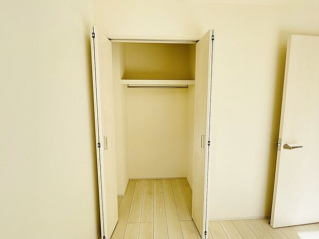 各所に効率的に配置された収納スペースがあり、日常のモノをすっきりと収納できます。