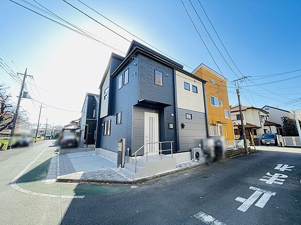 周辺の街並みの中で適度な主張、生活に溶け込むシンプルなデザインの外観が魅力の一戸建です。