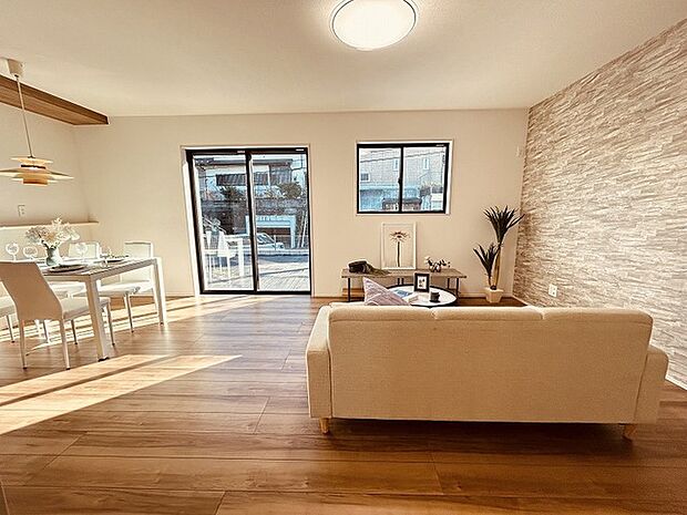 家族が一番集まる場所だから広々としつつも素敵な空間であって欲しい。みんながくつろぐリビングからキッチンまでが一つの空間のように繋がる間取り。